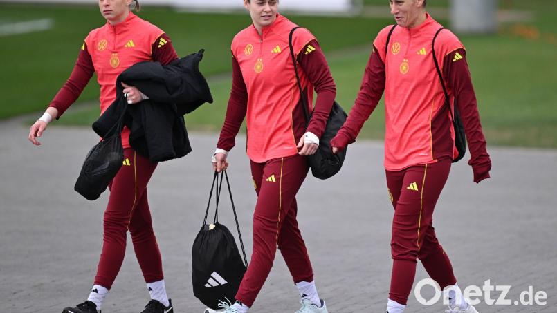 Die Neu-Leverkusenerin Rafaela Borggräfe (links) im Kreis der Nationaltorhüterinnen. (Archivbild). Bild: Arne Dedert/dpa