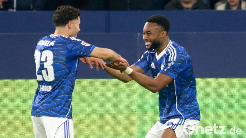 Sylla (r) bleibt beim FC Schalke 04. (Archivbild) Bild: Bernd Thissen/dpa