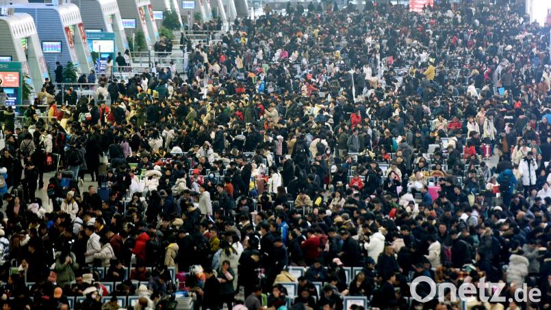 Auch in diesem Jahr dürfte es wieder voll werden an Chinas Bahnhöfen. (Archivbild) Bild: -/CHINATOPIX/AP/dpa