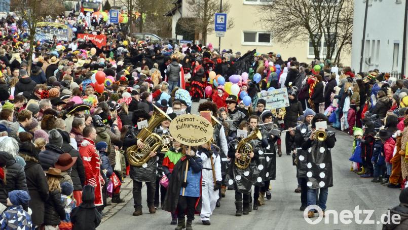 Da zieht er los, der Gaudiwurm in Freudenberg: Auch heuer formiert sich am Faschingsdienstag wieder ein Umzug. Bild: gri