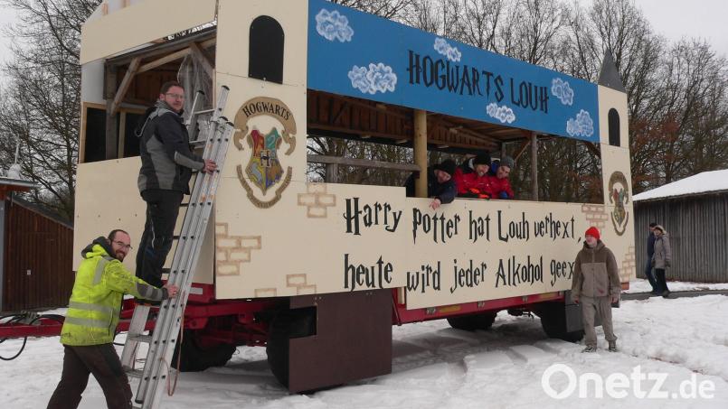 Der große Faschingswagen der Luher Jugend stellt die Zaubererschule "Hogwarts Louh" dar. Bild: mh