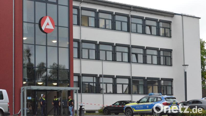 Die Polizei riegelte am Freitag das Gebäude, in dem die Agentur für Arbeit und das Jobcenter untergebracht sind, ab. Grund war ein tätlicher Angriff, der, wie sich im Nachhinein herausstellte, frei erfunden war. Bild: Benkhardt