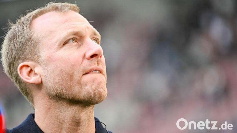 Sportdirektor Benni Weber hat für Augsburg einen neuen Stürmer gefunden. (Archivbild) Bild: Harry Langer/dpa