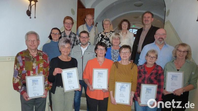 Ehrungen bei der Bäckerei Seer, vorne von links: Heiko Pötzsch, Ute Göhl, Michaela Hofmann, Marianne Reichl, Maria Schöner, Adelheid Nehmann. Hintere Reihe von links: Seniorchef Herbert Seer mit Ehefrau Helga, Rita und Herbert Seer junior. Bild: Birkner