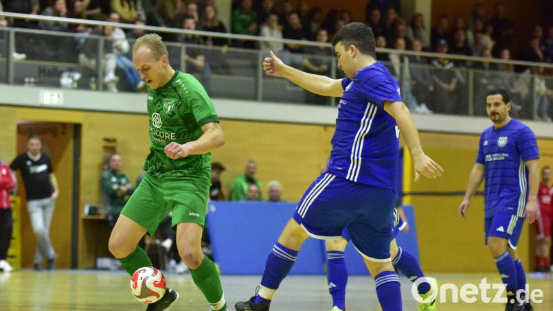 Hallenfußballturnier Oberviechtach Szene aus dem Spiel Schönseer Land (grün) gegen die SG Niedermurach (blau). Bild: Hans Mark