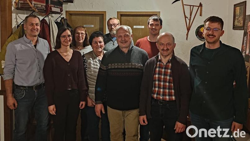 Die FWU Moosbach geht mit folgendem Team in die Kommunalwahl, von links: Markus Weiß, Theresa Weiß, Irmgard Zangl, Hildegard Balk, Johann Scheuerer (Versammlungsleiter), Fritz Steinhilber, Josef Scheuerer, Johann Neuber und Jonas Weiß. Bild: Jonas Weiß