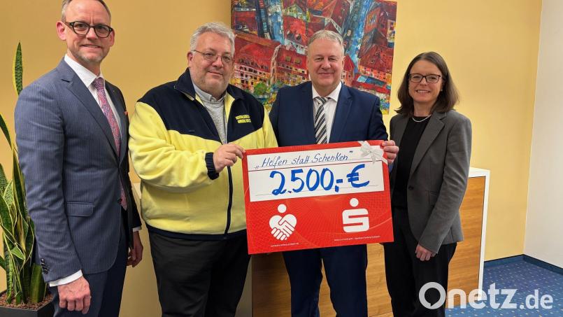 Über die Spende freuen sich Carsten-Armin Jakimowicz und Landrat Richard Reisinger (Mitte) mit den Sparkassenvorständen Thomas Pickel und Sonja Kalb. Bild: Kathrin Schmidt/Sparkasse Amberg-Sulzbach