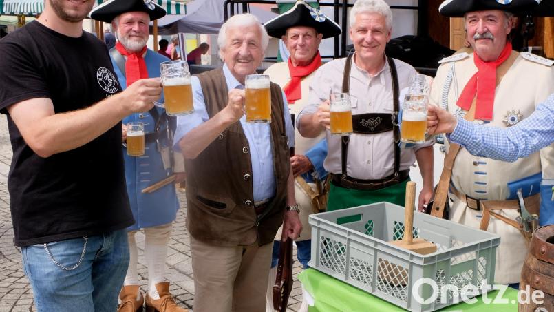 Zu einem „Prosit der Gemütlichkeit“ wird auch beim diesjährigen Bürgerfest wieder kräftig angestoßen. Archivbild: Fred Lehner