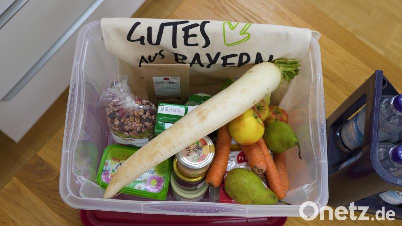 Diese Notfallkiste mit Lebensmitteln hat Lena-Sophie Aberle, stellvertretende Leiterin der Fachschule für Ernährung und Haushaltsführung in Tirschenreuth für Oberpfalz-Medien gepackt. Sie enthält einen Vorrat, mit dem sich eine Person drei Tage lang versorgen kann. Bild: Noah Wegmüller-Kocher