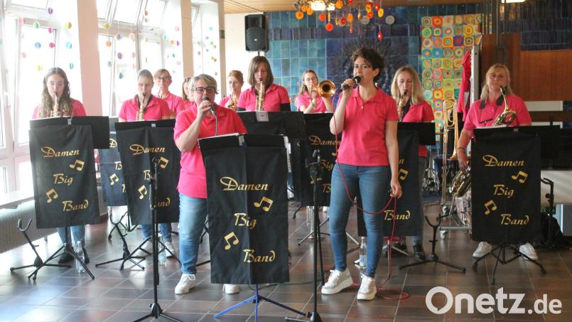 Die Damen-Bigband begeisterte in der Schulaula mit ihrem Auftritt. Bild: pi