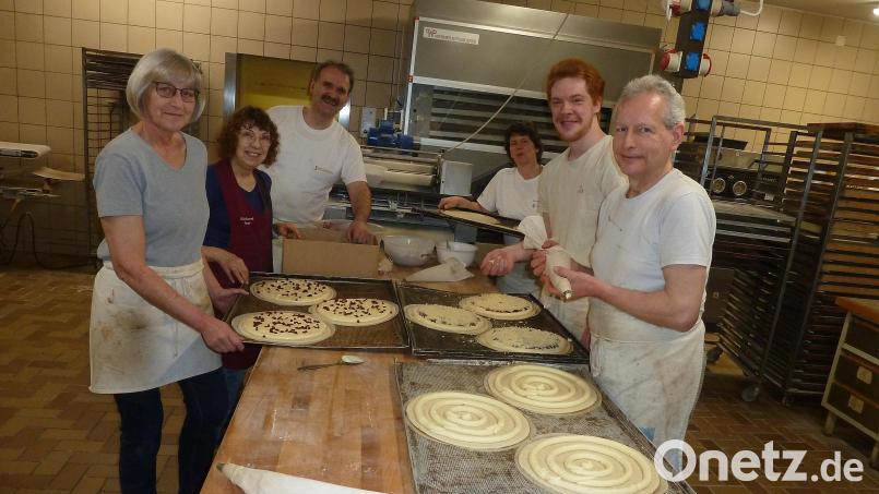 Handarbeit, die man schmeckt: Rita und Herbert Seer junior (Zweite und Dritter von links) bilden mit ihren langjährigen Mitarbeitern ein eingespieltes Team. Margit Schwamberger, Michaela Hofmann, Alexander Bauer und Heiko Pötzsch (von links) arbeiten in der Backstube. Bild: Robert Birkner