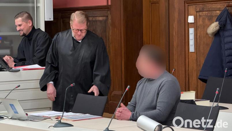 Ein Polizist aus dem Landkreis Schwandorf sitzt im Landgericht in Amberg auf der Anklagebank, weil er auf einer Internetplattform Kinder zum Missbrauch angeboten haben soll. Bild: Hohlheimer
