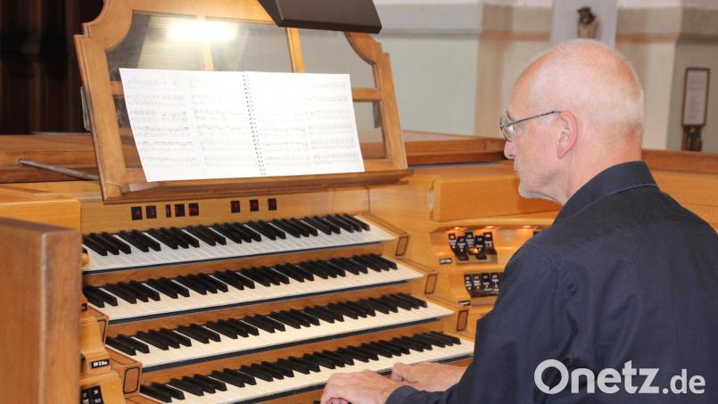 Kölns Domorganist Professor Dr. Winfried Bönig an der Orgel der Basilika Waldsassen. Bild: kro