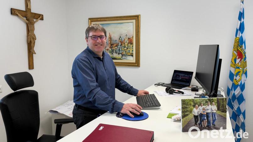 Am liebsten arbeitet Kirchenthumbachs Bürgermeister Ewald Plößner im Stehen. Ein Jahr nach seinem Amtsantritt fühlt er sich in seinem Amt angekommen. Bild: Markt Kirchenthumbach