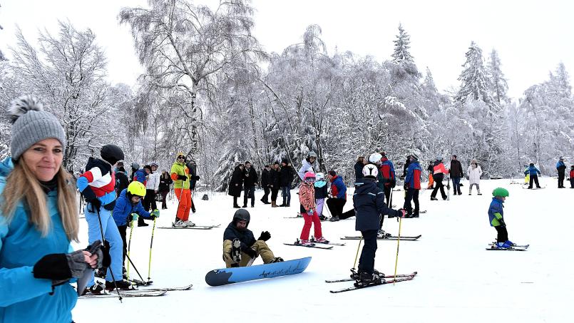 Am Sonntag ist auf dem Skihang die Hölle los. Hunderte Skifahrer und Ausflügler nutzen den schönen Schnee und die märchenhafte Winterlandschaft zum Sport oder für einen Ausflug. Bild: ubb