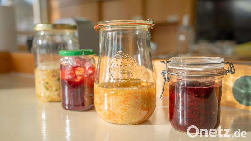 Eine Methode, Gemüse lange haltbar zu machen, ist das Fermentieren – ein organischer Prozess, bei dem Zucker und Stärke mithilfe von Mikroorganismen zu Gas und Säure umgewandelt werden. Bild: Marina Gube