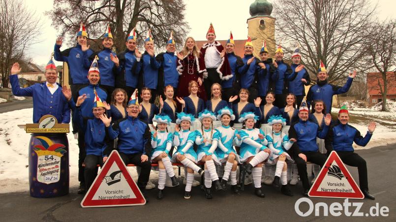 Viel unterwegs sind in diesen Tagen die beiden Prinzengarden des Schlüsselclubs Münchenreuth – im Bild mit dem Elferrat und dem Prinzenpaar Lukas I. und Maxima I. (obere Reihe, Mitte). Bild: Lukas Forster