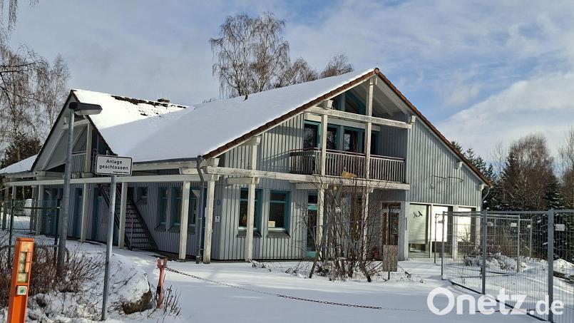 Noch liegt das Verwaltungsgebäude des Campingplatzes am Großen Weiher im Winterschlaf. Die Firma Campingpark Perschen will das gesamte Areal käuflich erwerben und touristisch weiterbetreiben. Bild: prh