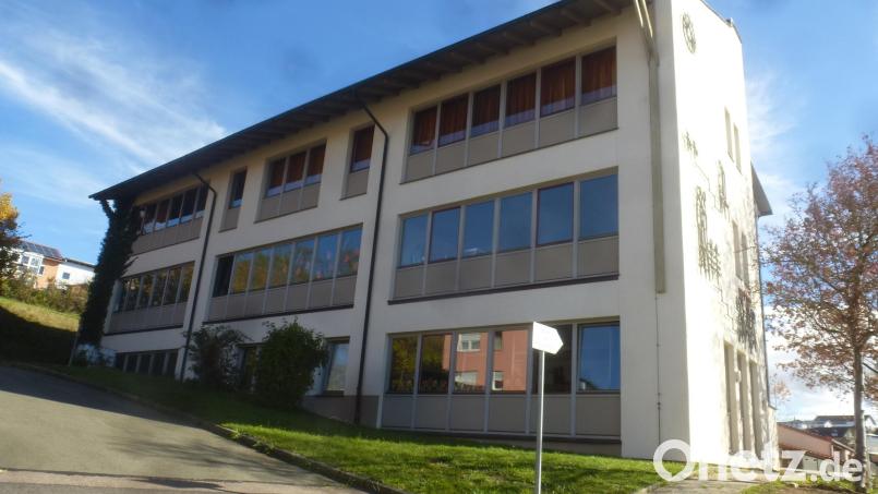 In der Dr.-von-Ringseis-Grundschule werden 37 Schüler in zwei kombinierten Klassen unterrichtet. Die Zahlen werden in den kommenden Jahren steigen, betonte Bürgermeister Maximilian Beer in der Bürgerversammlung. Für die jetzt anlaufende Innensanierung sind 3,7 Millionen Euro veranschlagt. Bild: mad