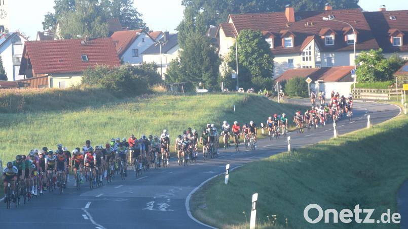 Glockenschlag 7 Uhr ist Startschuss für die ersten Radler in Pirk. Archivbild: fz