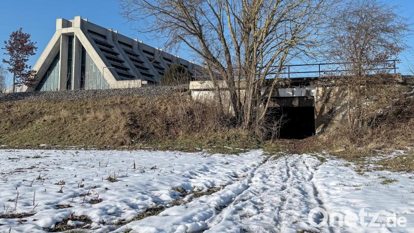 Die Bahnunterführung zur Amberger Glaskathedrale ist gerade im Winter kaum zu erreichen. Die Deutsche Bahn will diese jetzt aufgeben und startet daher ein Planfeststellungsverfahren. Bild: Wolfgang Steinbacher