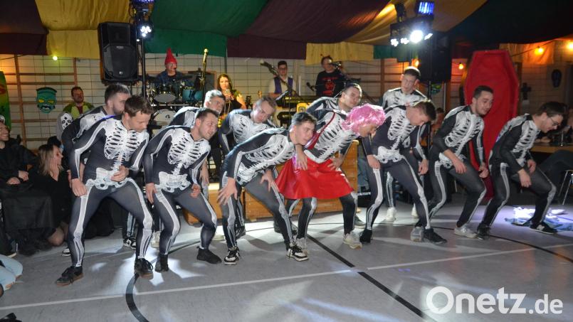 Als tanzende „Skelette“ zeigten sich die Fußballer bei ihrem Auftritt beim Sportlerball. Sie erhielten tosenden Beifall und Zugaben wurden gefordert. Bild: gi