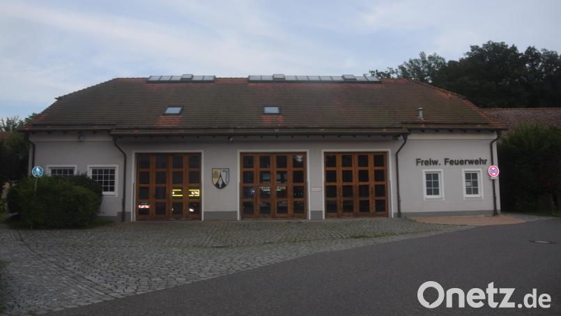 Das momentane Feuerwehrhaus in Etzenricht, rechts die zwei Tore gehören dazu. Das linke Tor gehört zum Bauhof. Ein Planungsbüro soll eruieren, ob das Gebäude saniert oder neu gebaut wird. Bild: fz