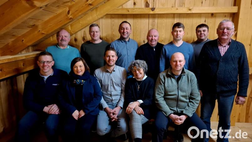 Als Listenführer tritt der aktuelle Gemeinderat Rudi Stopfer (hinten, Dritter von links) an. Bild: Alfons Stopfer