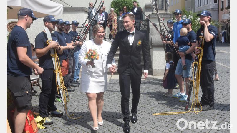 Anna und Michael Ermer durchschreiten am Alten Rathaus in Weiden das Spalier der Bergwacht Bild: fz