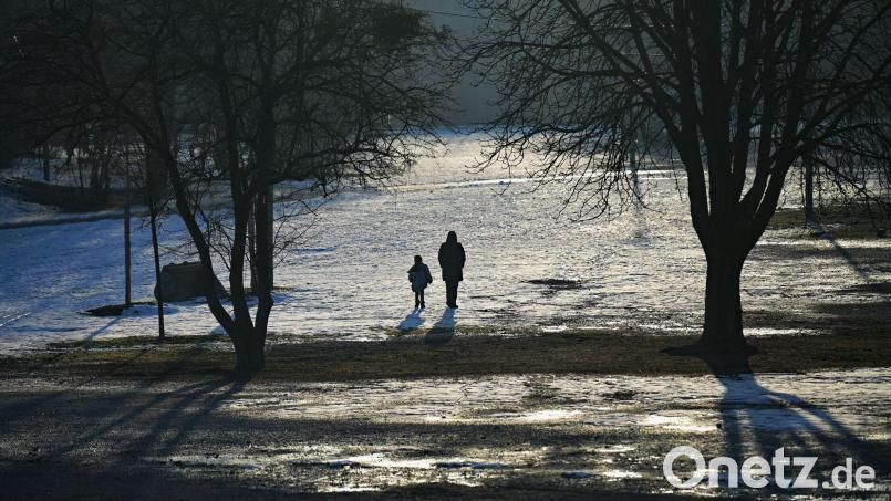 Noch ist der Winter nicht vorbei. In Teilen Bayerns könnte es wieder leicht schneien. (Archivbild) Bild: Malin Wunderlich/dpa