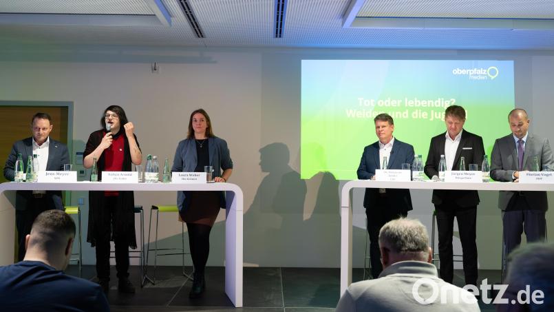 Diese Kandidaten wollen Oberbürgermeister von Weiden werden (von links): der amtierende Oberbürgermeister Jens Meyer (SPD), Robyn Arnold (Die Linke), Laura Weber (Die Grünen), Benjamin Zeitler (CSU), Jürgen Meyer (Bürgerliste) und Florian Vogel (FDP). Nicht im Bild: Ferdinand Adam von der AFD, der nicht an der Diskussion teilnahm. Bild: Franka Eichl