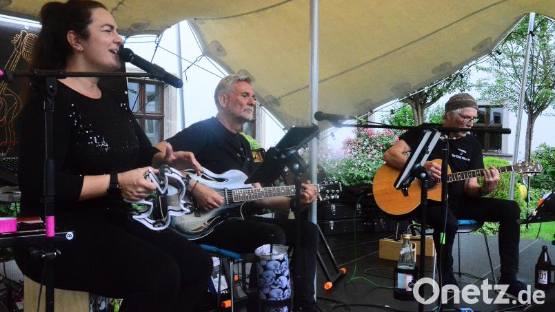 FranKa &amp; the Tiny Mister im Innenhof der Regionalbibliothek in Weiden. Bild: Kunz