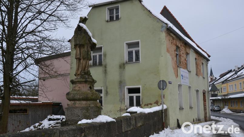 Das Schmaus-Haus steht nicht unter Denkmalschutz, auf dem Flurstück sind aber Reste der Stadtmauer als Bodendenkmal kartiert. Im Vordergrund die historische, denkmalgeschützte Johannisbrücke aus dem 18. Jahrhundert. Bild: Thorsten Schreiber