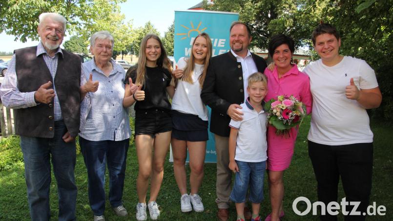 Von der Familie gab es durchwegs ein "Daumen hoch" für Hubert Schicker. Unser Bild zeigt von links, seine Eltern Albert und Hildegard Schicker, die Töchter Lea (14 Jahre), Martina (16), Hubert Schicker mit Sohn Luis (7) und Ehefrau Karolina sowie Sohn Maximilian (17). Bild: kro