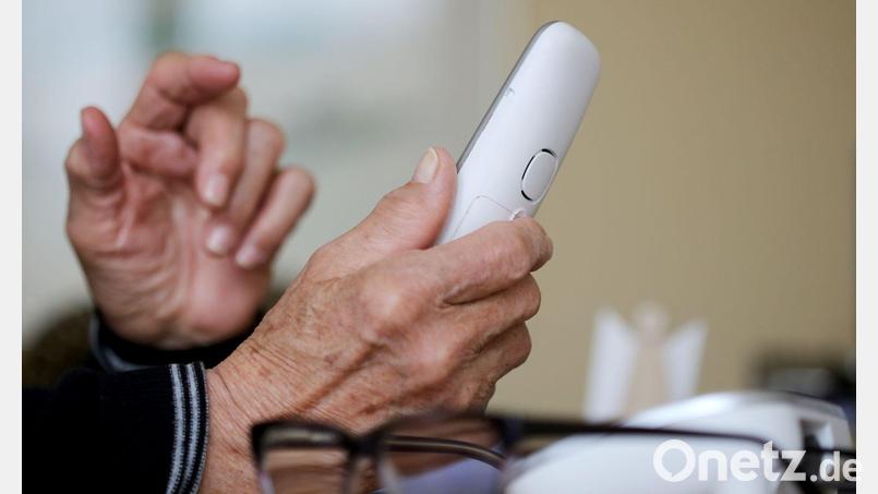 Eine Frau aus Amberg, die von einem Schockanruf betroffen war, erzählt ihre Geschichte. Symbolbild: Roland Weihrauch/dpa