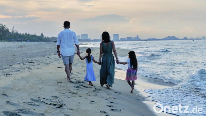 Lucie und Wolfgang Stemmer spazieren mit ihren beiden Töchtern, die sie auf Bildern nicht erkennbar zeigen möchten, am Strand. Die Familie, die zuletzt in Eschenbach lebte, ist vor zehn Monaten ausgewandert. Bild: Archiv Familie Stemmer
