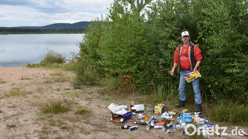 Gerd Fenzl sammelt schon seit rund fünf Jahren den Müll. Bei der Seenlandschaft Josephstal-Gmünd liegt besonders viel herum. Bild: rgr