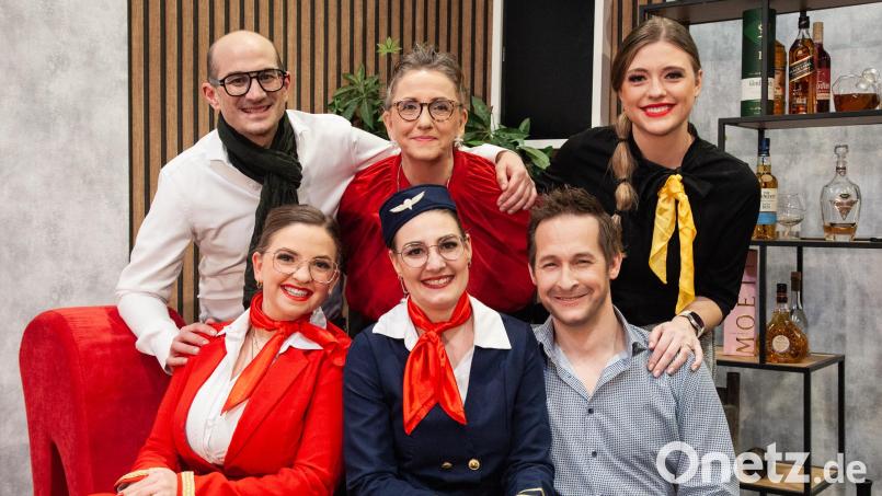 Schauspieler von "Boeing Boeing" sind (hinten, von links) Max Hars, Veronika Kraus, Elena Reiß sowie (vorne, von links) Julia Kraus, Sarah Glowka und Tobias König. Bild: Juliane Eberle