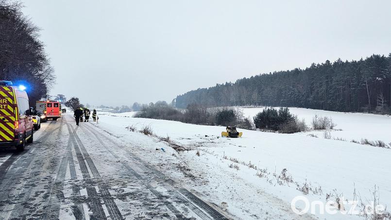 Einsatzkräfte an der Unfallstelle auf der NEW 5 bei Speinshart. Foto: Jürgen Masching