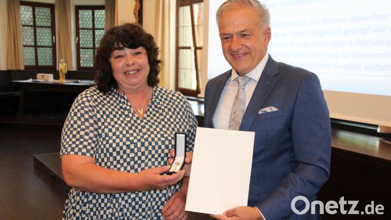 Landrat Roland Grillmeier verlieh Silvia Stark das Ehrenzeichen des Bayerischen Ministerpräsidenten. Bild: kro