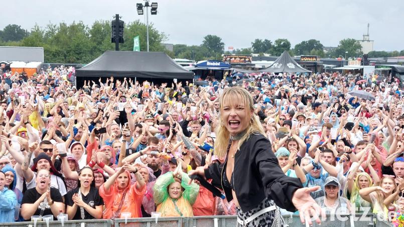 Die Sängerin Mia Julia versetzt die Zuschauer in Ekstase. Bild: Kunz