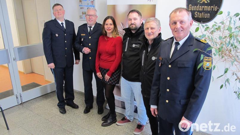 Von links: Florian Schörner (stellvertretender Leiter PI Wunsiedel), Hubert Schricker (Leiter PI Wunsiedel), Pamela Gärtner, Fabian Turban, Peter Sieber, Polizeipräsident Armin Schmelzer. Bild: Schricker