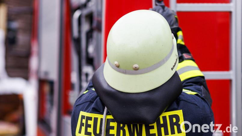 Feuerwehreinsatz in einer engen Straße: Ein eingesunkener Teleskoplader musste befreit werden. (Symbolbild) Bild: Philipp von Ditfurth/dpa