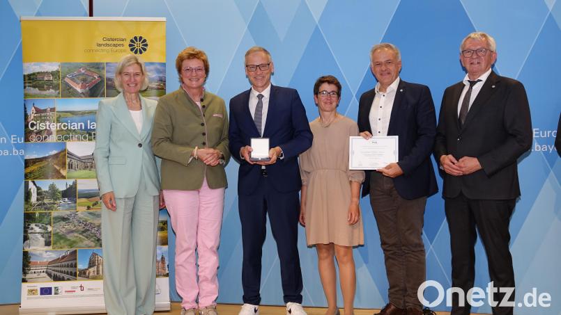 Bei der Preisverleihung in Brüssel auf der Bühne: von links die beiden EP-Abgeordneten Angelika Niebler und Monika Hohlmeier, Bürgermeister Bernd Sommer, Projektmanagerin Martina Zanner, Landrat Roland Grillmeier und Bambergs Landrat Johann Kolb. Bild: Förtsch, Landratsamt Bamberg/exb