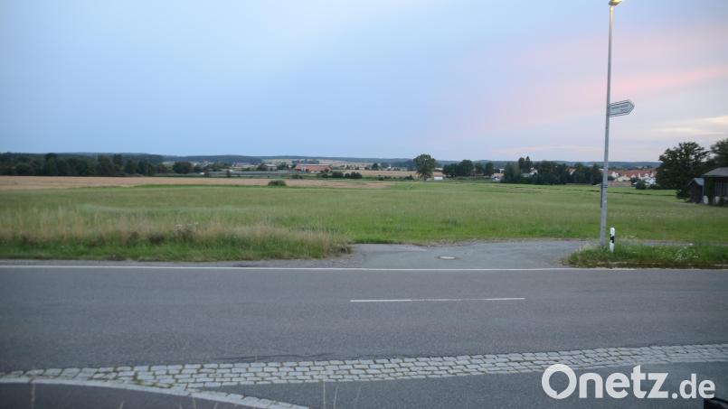 Das bisher als Parkfläche für die Besucher der Gewerbeschau genutzte Grundstück gegenüber dem Gewerbegebiet fällt durch den anstehenden Neubau des Postverteilungszentrums weg. Alternativen und fußläufige sichere Querungen der Kreisstraße sind bereits in Planung. Bild: ak
