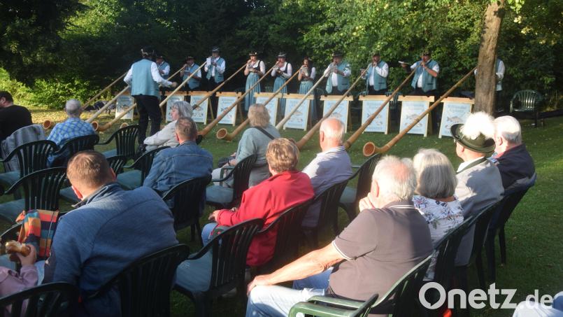 Der Stiftländer Alphornwahnsinn trat am Freitagabend bei der ersten Serenade in Windischeschenbach auf. Bild: fz