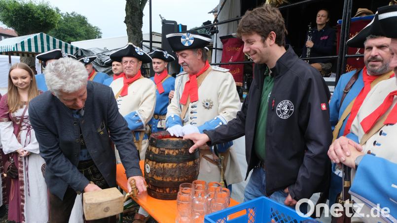 Mit nur einem Hammerschlag zapfte Bürgermeister Robert Lindner das Holzfass der Flosser Brauerei an, worüber selbst Braumeister Ludwig Koch staunte. Bild: Fred Lehner
