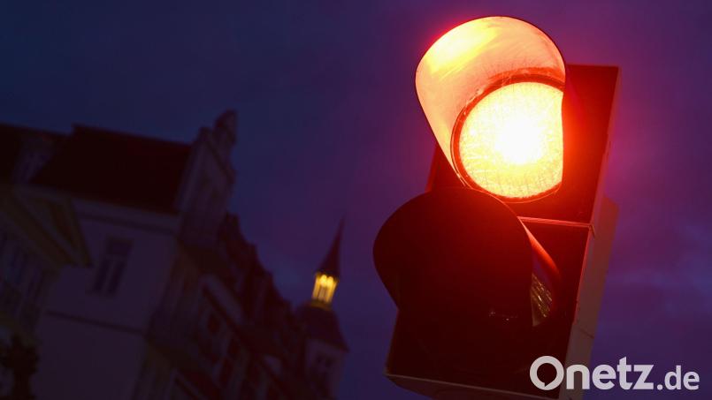 Ein Busfahrer hat in Amberg eine rote Ampel übersehen dadurch einen Unfall verursacht. Symbolbild: Stefan Sauer/dpa