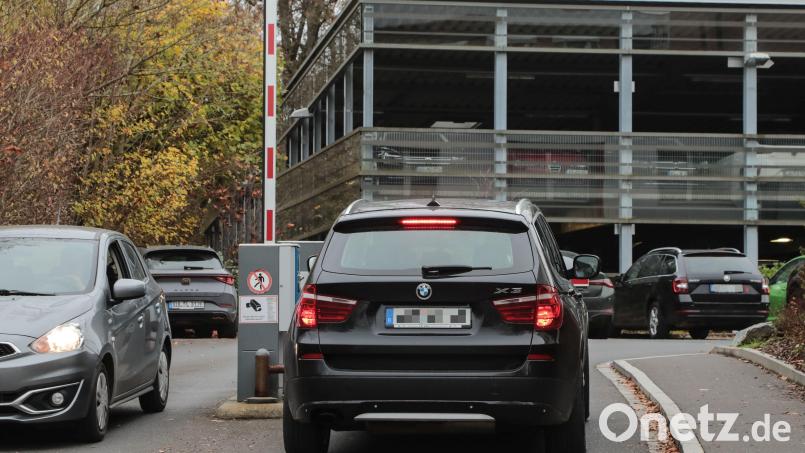 Hinter der Schranke beginnt der Kampf um die Parkplätze. Davon gibt es am Krankenhaus St. Anna seit jeher zu wenige. Derzeit ist es jedoch besonders schlimm. Archivbild: Wolfgang Steinbacher