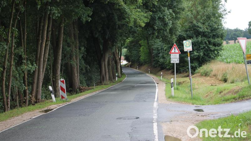 Die Tage des Flickenteppichs sind gezählt: Ab Anfang August soll die Fahrbahn der Kreisstraße Hub–Zintlhammer erneuert werden. Bild: Bernhard Piegsa
